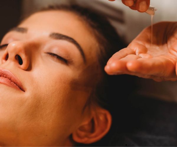 Frau bei Kosmetikbehandlung mit BABOR Ampulle